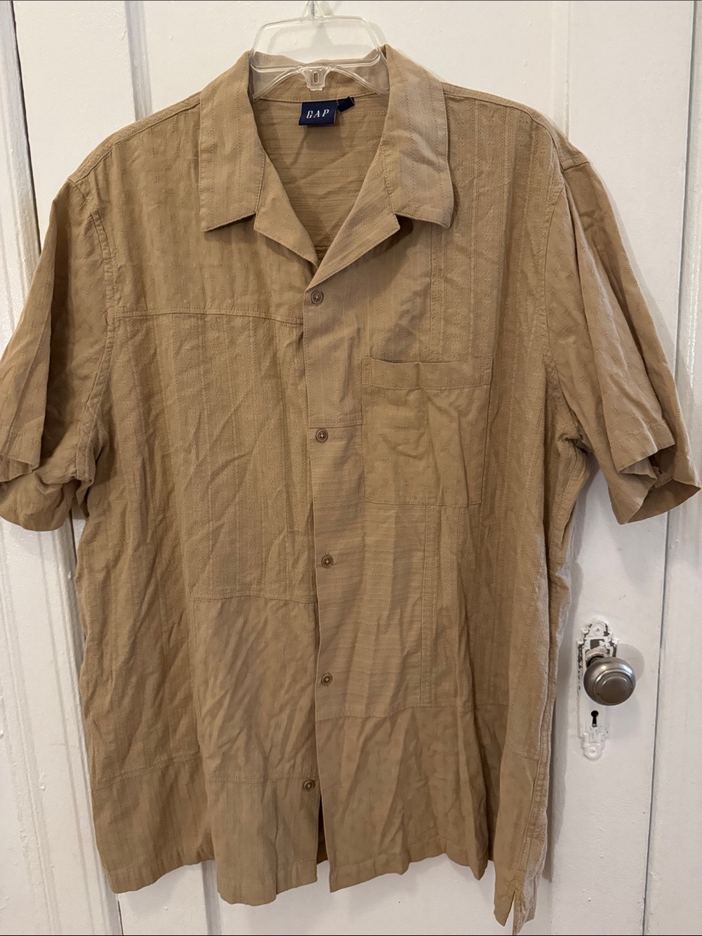GAP Men’s Short Sleeve Button-Down Shirt in Tan